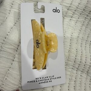 NWT Alo 90’s Claw Clip in Candlight Yellow